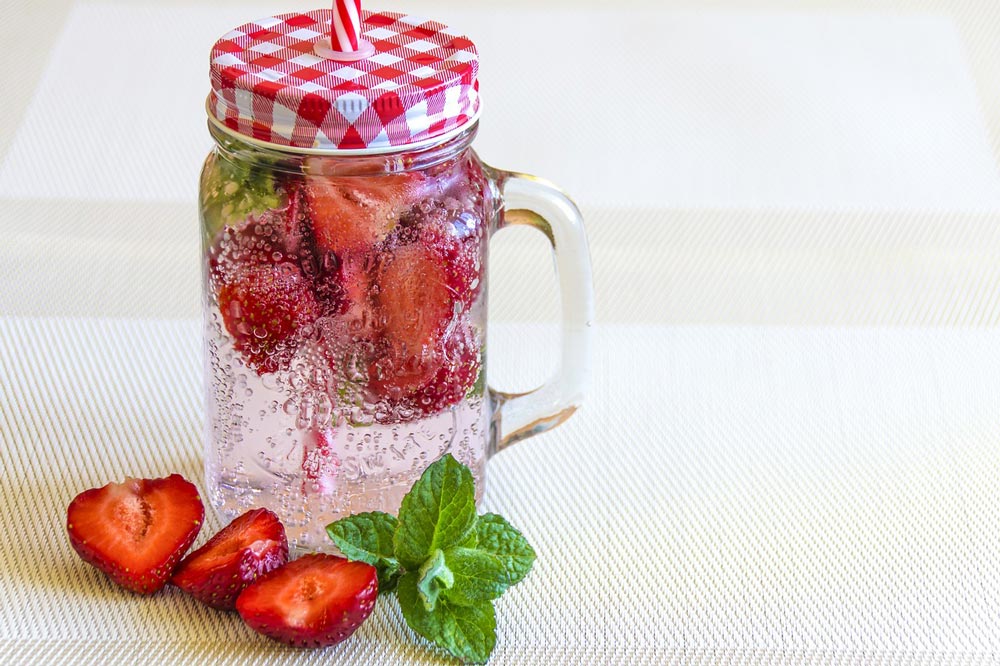 mineral-water-with-strawberries-1411368_1280