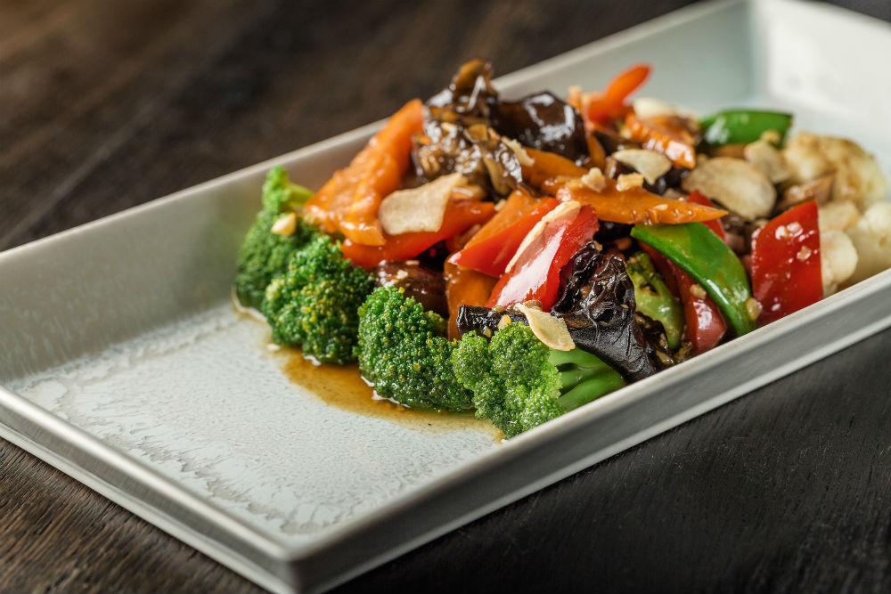 Овощи, жареные в воке, с соевым соусом и чесноком