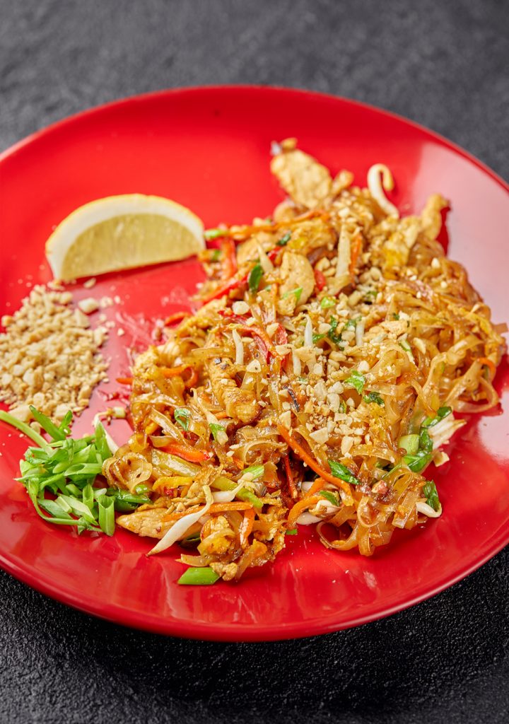 Т д тай. Pad Thai рисовая лапша. Pad Thai (жареная рисовая лапша пад Тай. Sumo Sam лапша пад Тай. Фунчоза с креветками пад Тай.