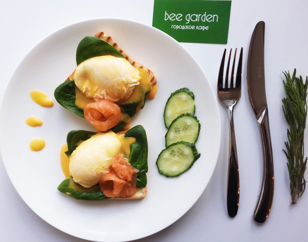 Запеченные яйца под томатным соусом с лососем