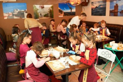 Tres Francais приглашает маленьких поварят на занятия Детской Кулинарной Школы Chef an Herbe, посвященной Хэллоуину