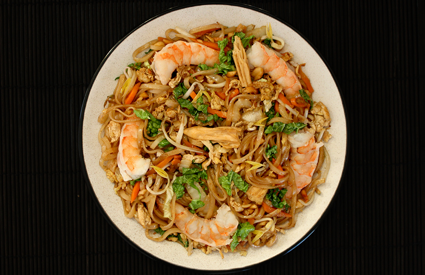 Пад тай что это. Тайская лапша пад-Тай. Тайская лапша пад Тхай. Pad Thai рисовая лапша. Пад Тай с креветками.