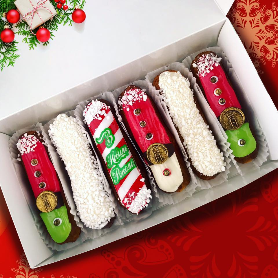 Пирожное эклер. Эклеры на рождество. Новогоднее украшение эклеров. Новогодние эклеры с декором. Красивые пирожные эклеры.