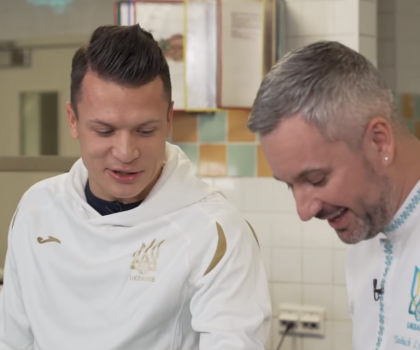 Евгений Коноплянка учится готовить ризотто в новом выпуске «Футбольной кухни»