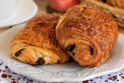 Гастро-замітка: Шоколатин (Pain au Chocolat) — французький хлібобулочний виріб з шоколадом
