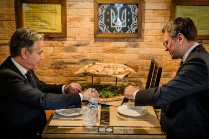 Ентоні Блінкен скуштував «українську» піцу в Veterano Pizza у Києві