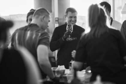 Корпоратив із власними напоями: формати з cork fee або власний алкоголь