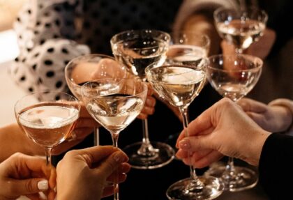 Безлімітне ігристе та коктейлі в Києві: топ закладів з напоями без обмежень