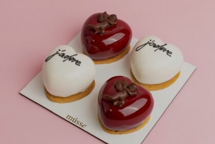 Солодкі подарунки на День Валентина 2026 в Києві: десерти, торти, чізкейки та сети