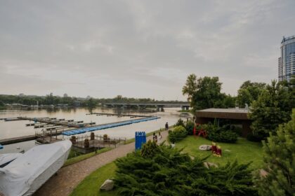 Нова локація. Київ: La Famiglia Catering представили івент-локацію на березі Дніпра на вул. Раїси Окіпної, 26