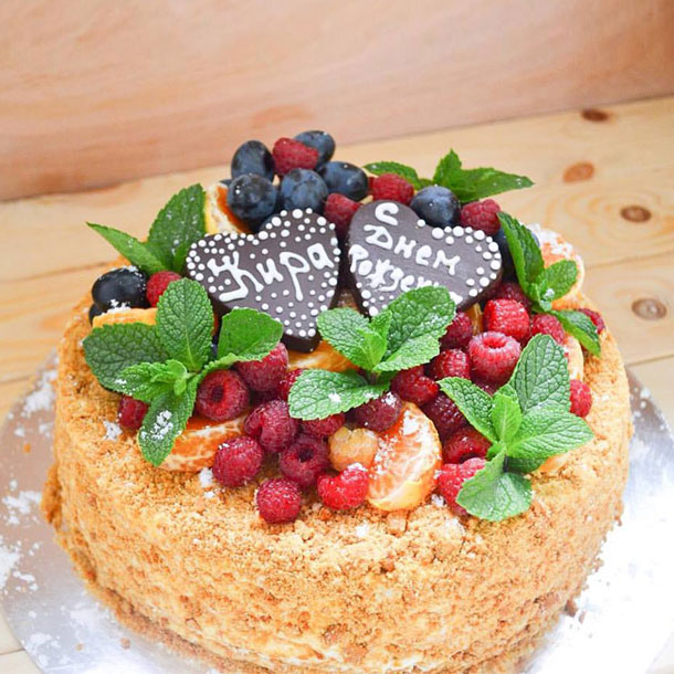 Медовик украшение торта ягодами фото